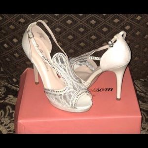 DE BLOSSOM COLLECTION IVORY HIGH HEEL PUMP